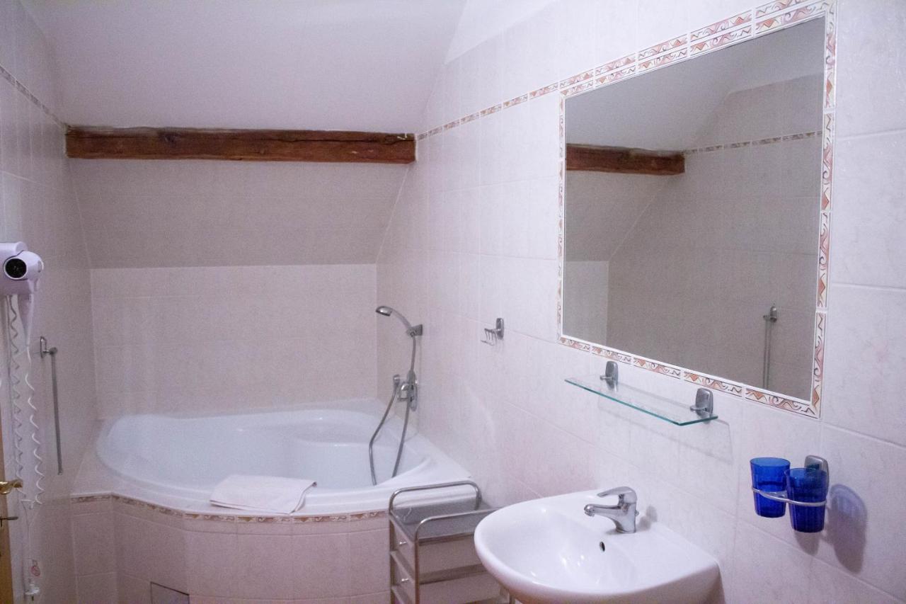 Hotel Rychta Netolice Bagian luar foto